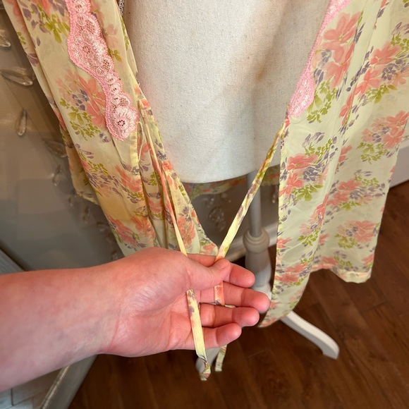 Sheer Flower and Lace Kimono - Picture 9 of 11